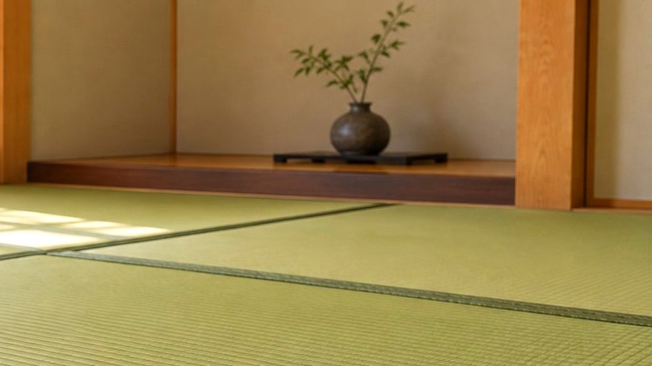 新しい畳が敷き詰められ、光が入る床の間のある和室（イメージ）